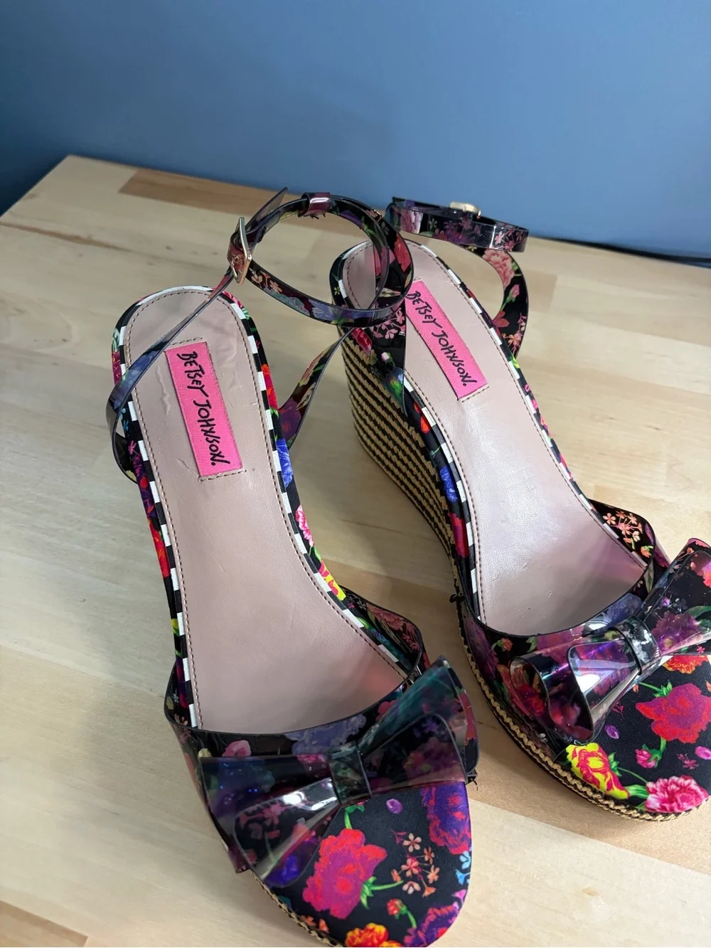 Betsey Johnson Elektra floral wedge espadrilles size 8